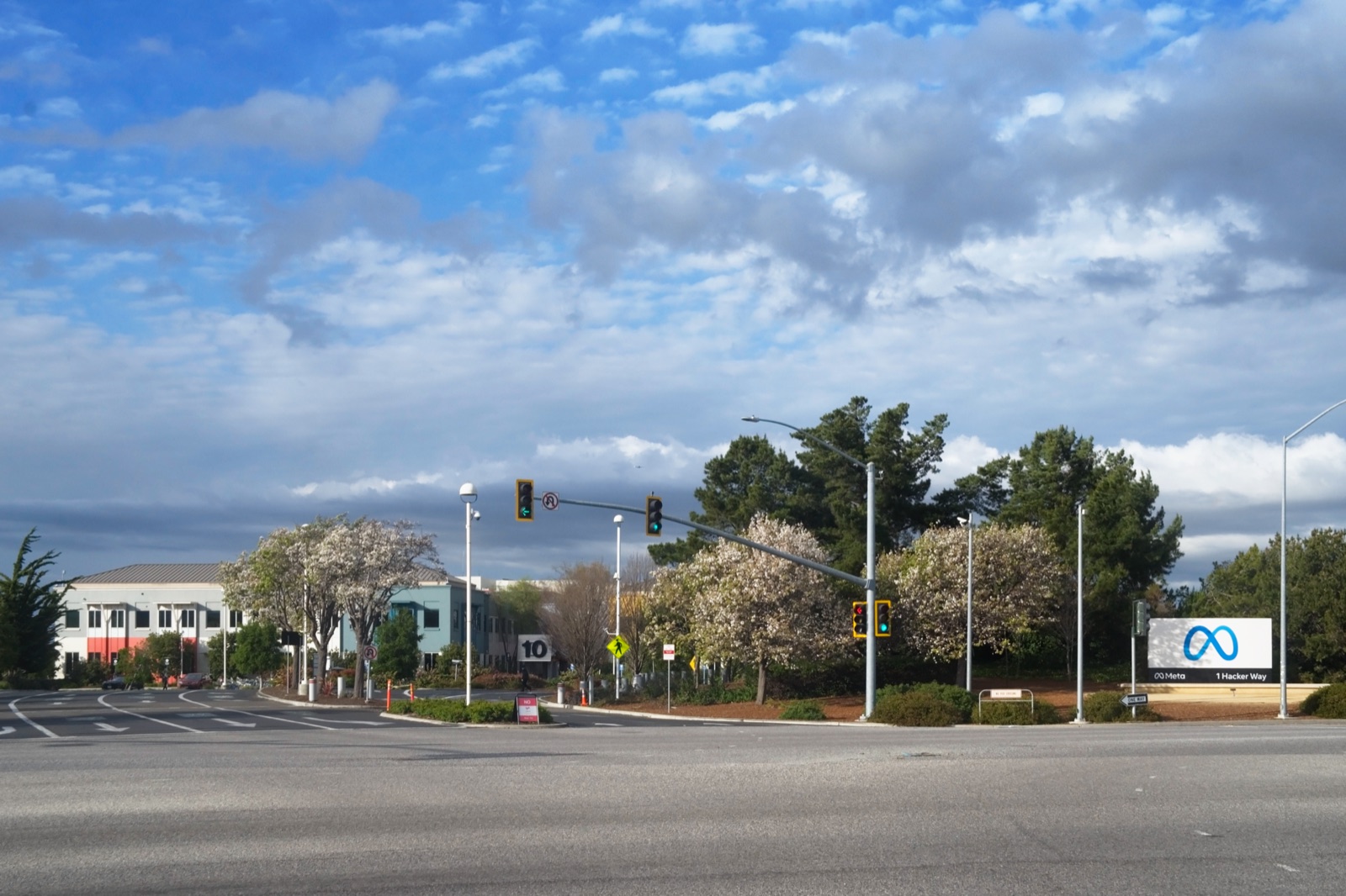 Meta Menlo Park 본사 입구 표지.